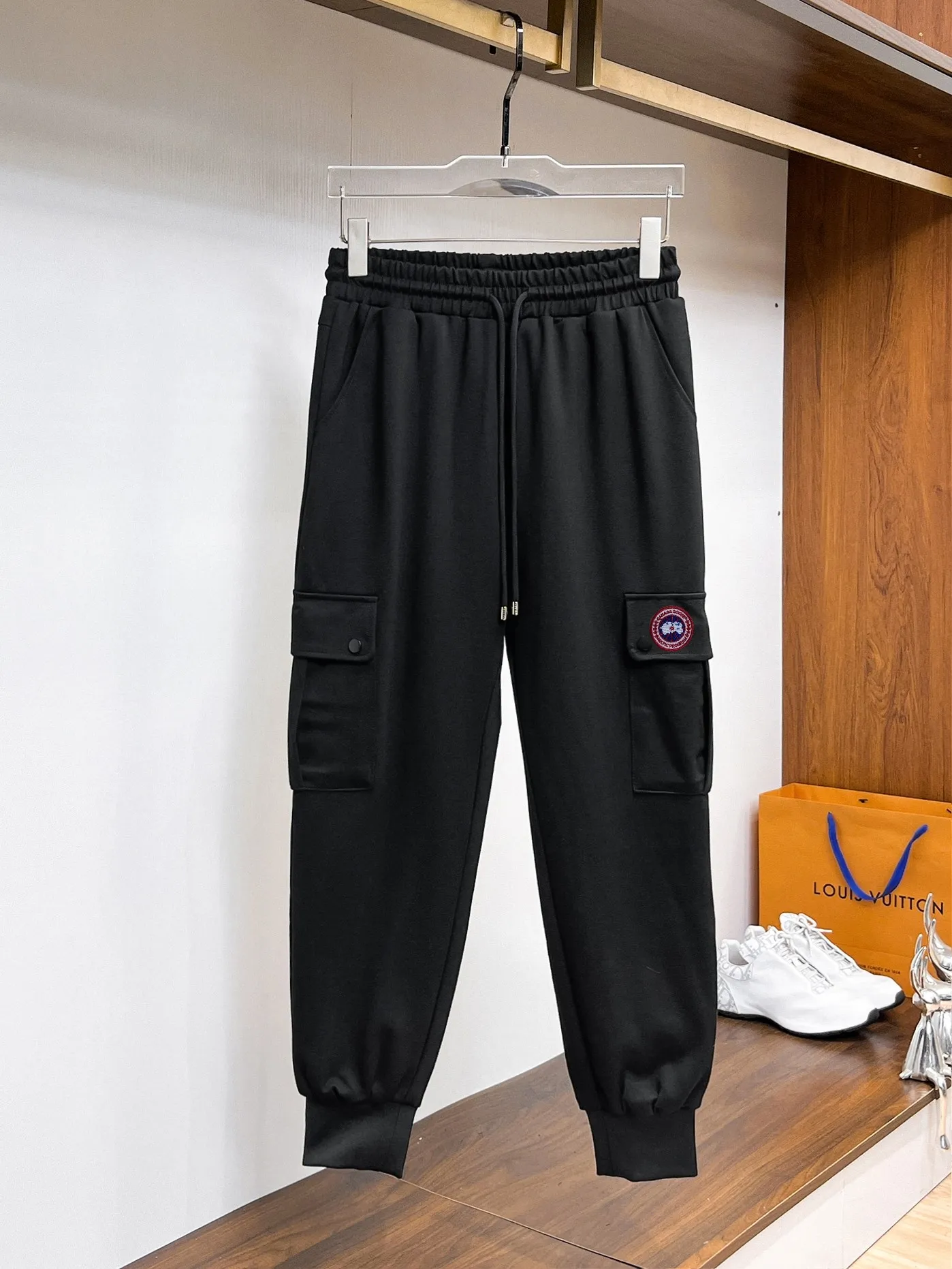 P490 Big Goose🇨🇦 🔥50ss thickened warm down pants, a new autumn and winter product, are here. 🌹Winter essential outdoor windproof, lockable and warm. Made of professional-grade outdoor windproof, waterproof and breathable fabric. Lining is filled with %90 white duck down. Lightweight design. Lightweight and warm. Seamless gluing process on the inside. Made of light and gall-free anti-drilling fabric to effectively prevent velvet running. Original hardware accessories Classic logo matching, simple and versatile, the upper body is stylish and not bloated, the same style for men and women! Size: M-3XL.